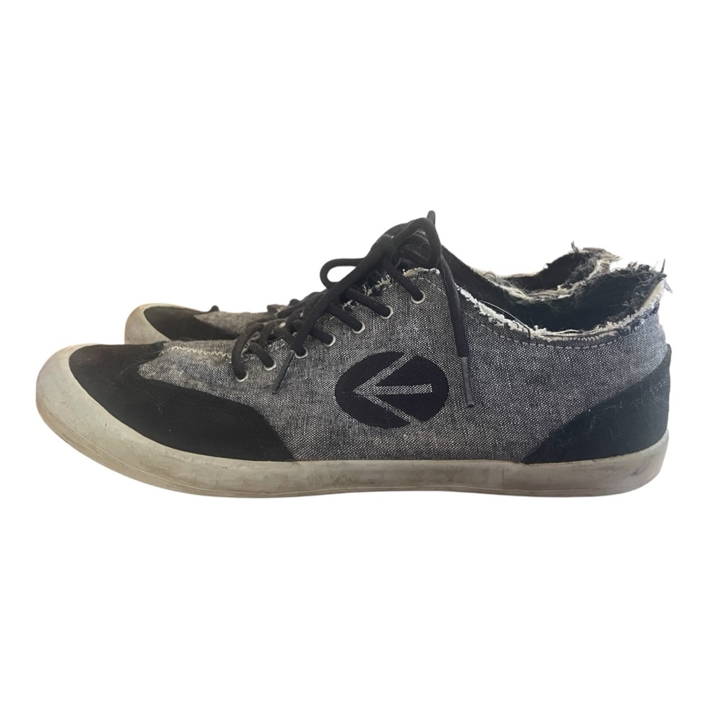 Energie women’s sneakers gray and Black size : 11